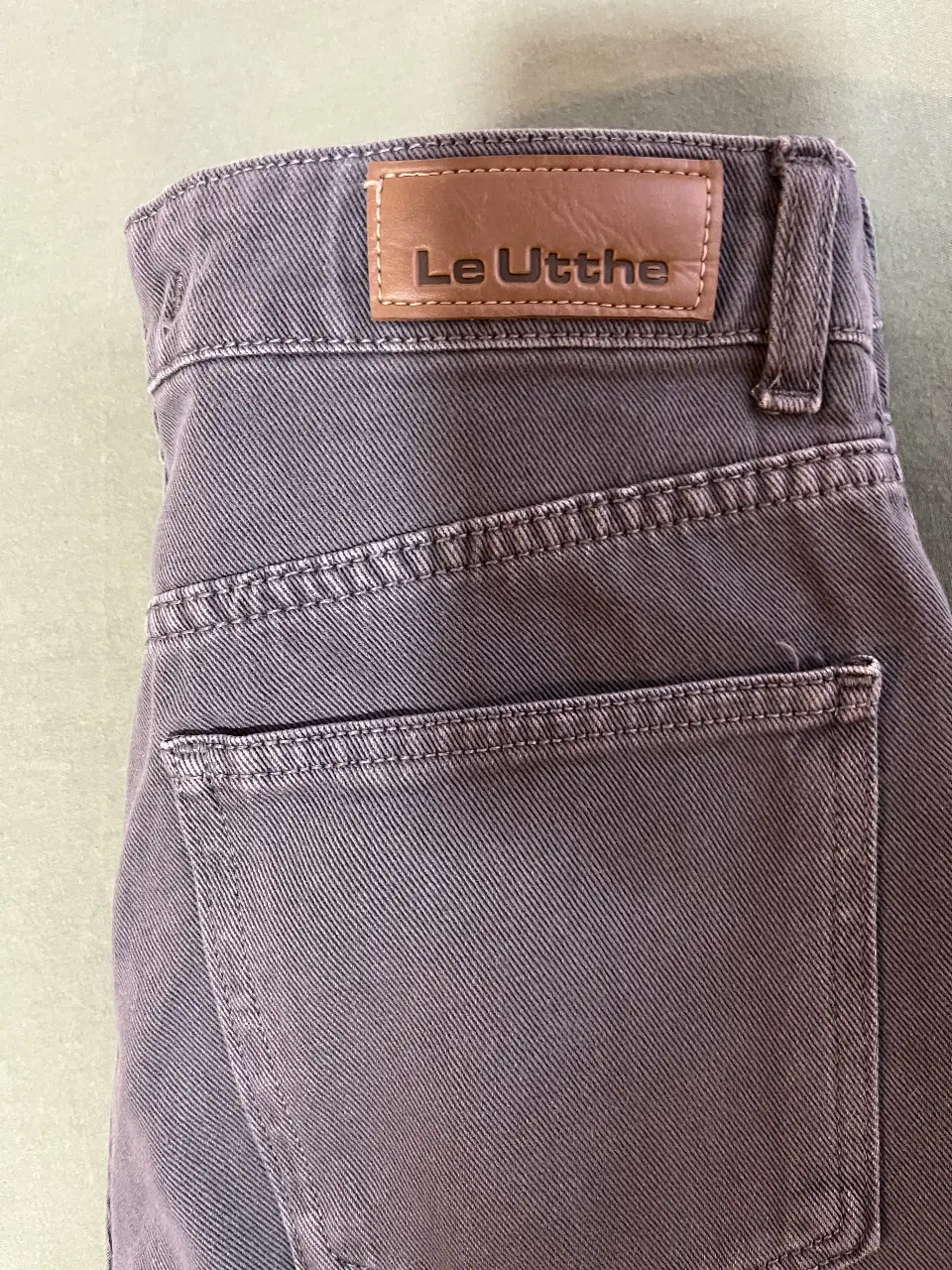 Jeans rectos grises de la marca Le Utthe. Un clásico para cualquier ocasión, con un corte recto que favorece a todos los cuerpos. Cómodos y versátiles, ideales para un look casual o para combinar con una camisa para un estilo más arreglado.