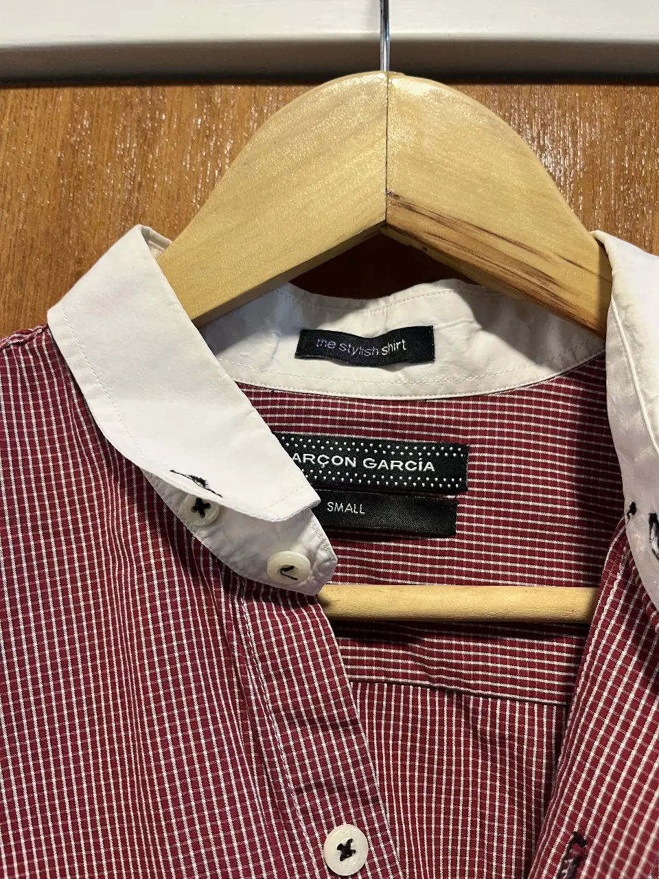 Camisa a rayas rojas y blancas de hombre, con cuello blanco y etiqueta de la marca ARCON GARCIA. Talle small.