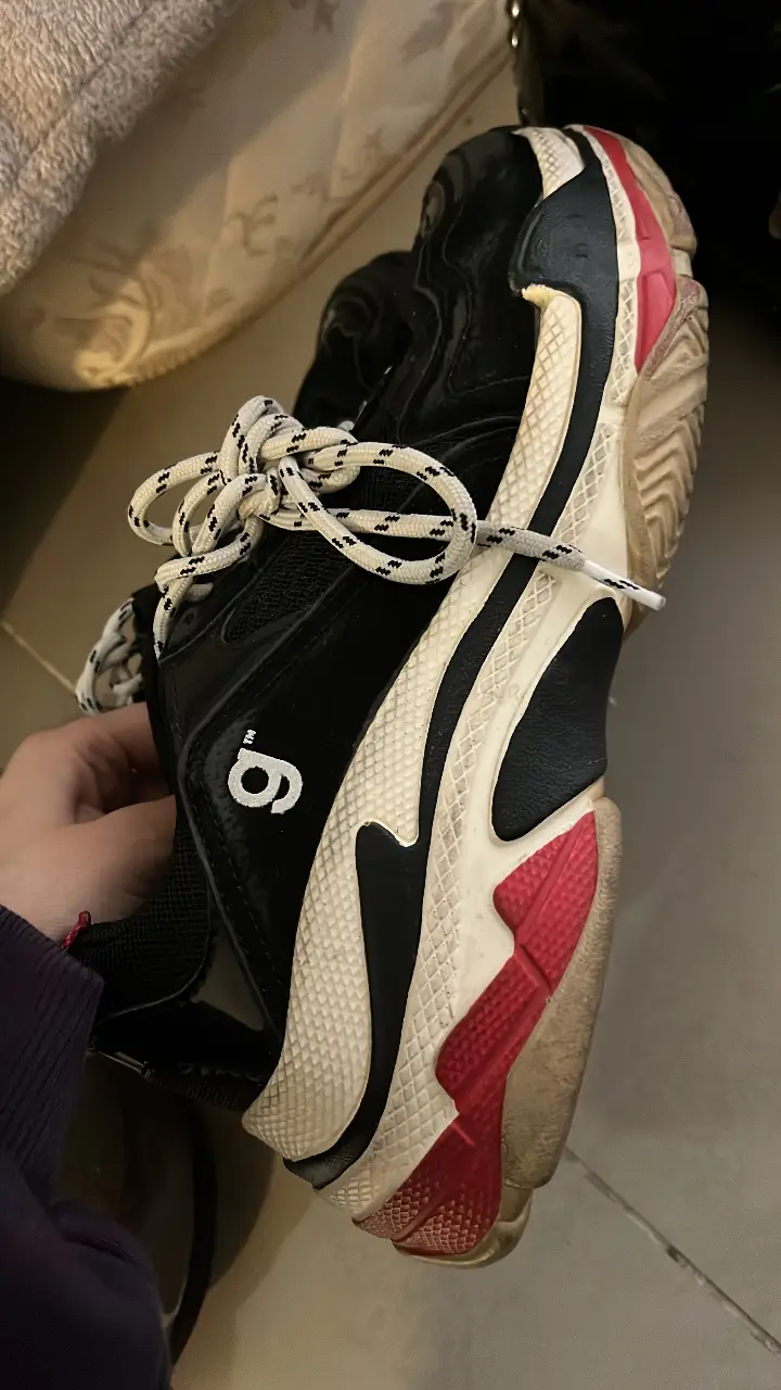 Zapatillas Triple S negras con detalles en blanco y rojo. Talle 37. Ideales para un look urbano y moderno.