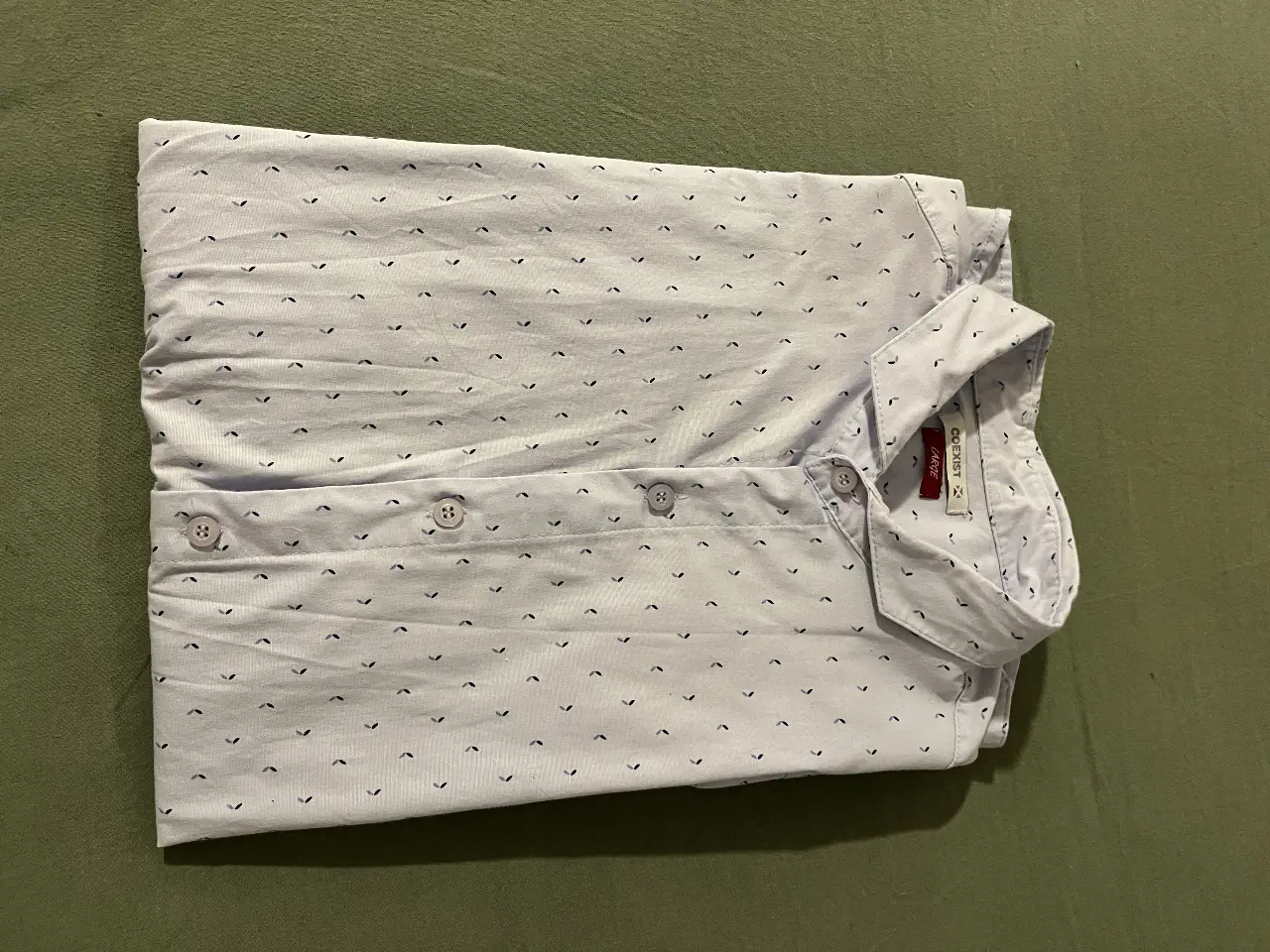 Camisa de hombre estampada con diseño de pequeños detalles. Ideal para un look casual y fresco.