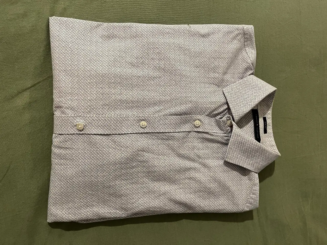 Camisa de hombre Tommy Hilfiger con estampado sutil. Ideal para un look casual o semi-formal. Confeccionada en tela suave y cómoda.