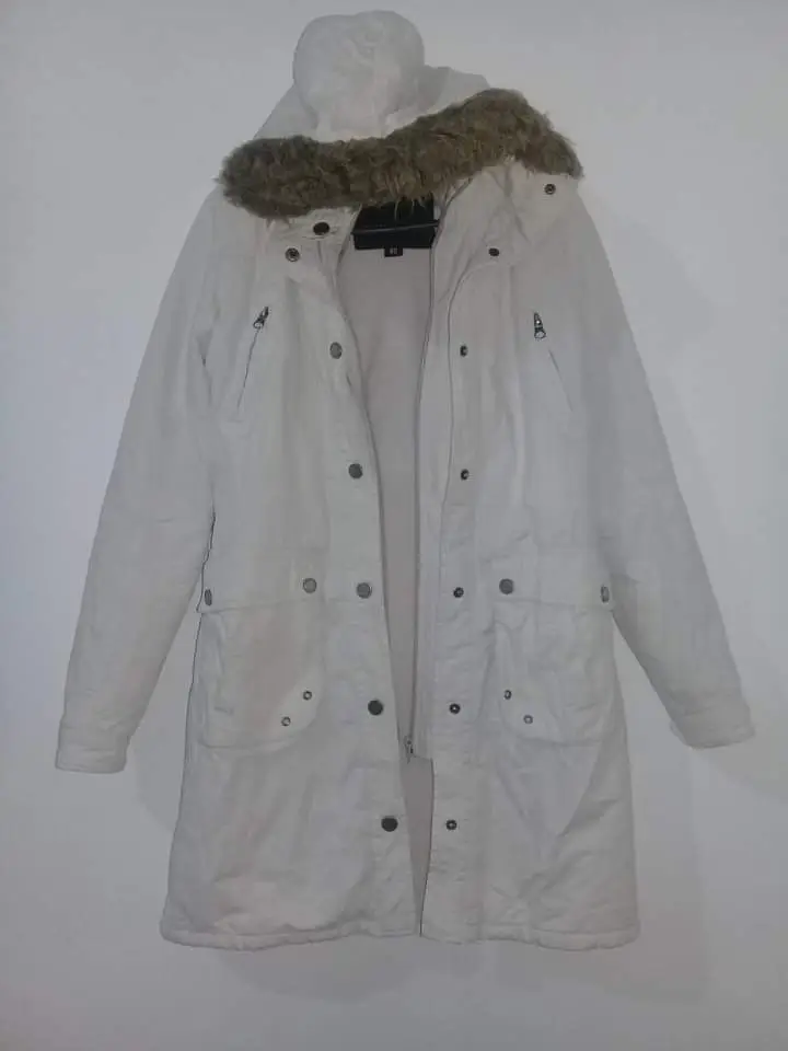 Sobretodo largo o camperon color natural con capucha desmontable, borde de piel sintética y en el interior es de corderito. Ideal para el invierno, con cierre y bolsillos.