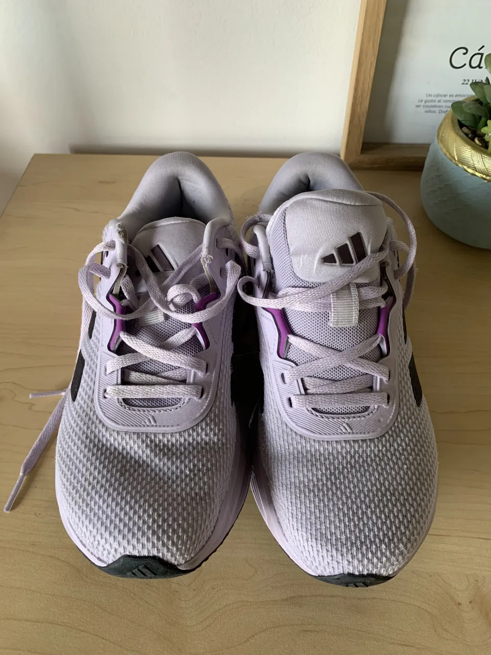 Zapatillas deportivas Adidas de color lila con detalles en negro y rosa. Cordones a tono.