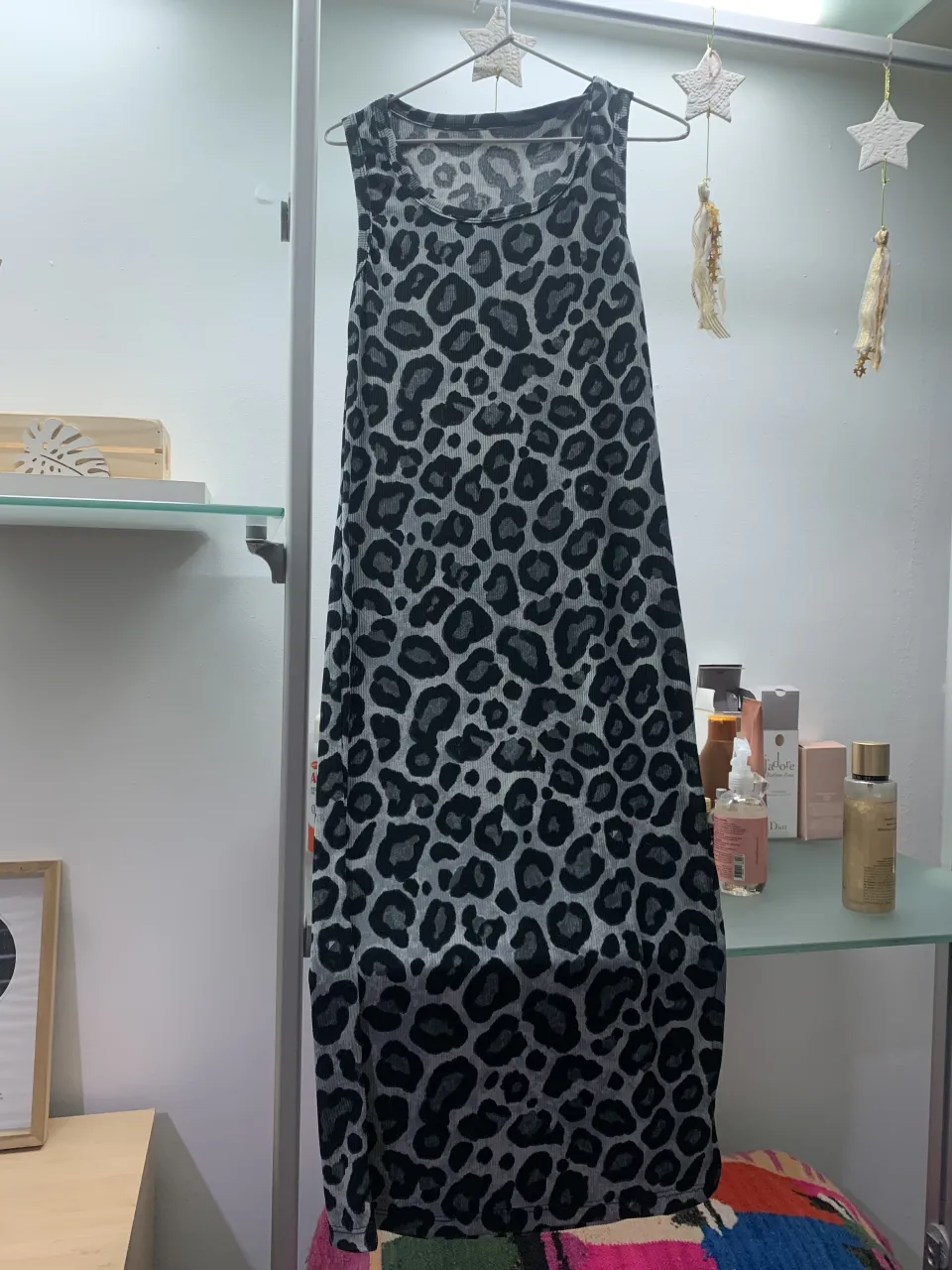 Vestido largo estampado de leopardo en tonos grises y negros. Diseño sin mangas y cuello redondo.