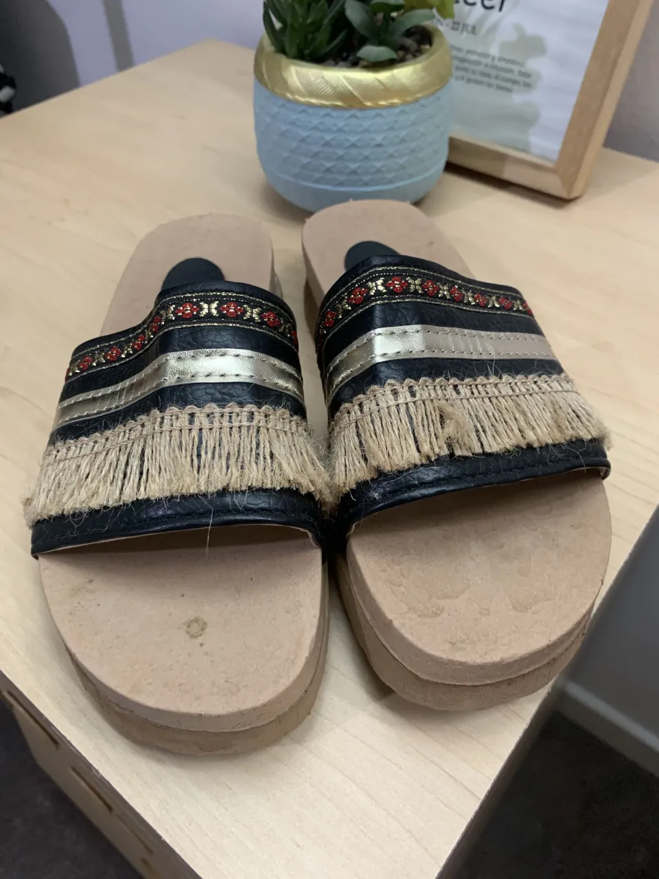 Sandalias tipo ojota con plataforma, súper cómodas y con un diseño bohemio. Tienen detalles de flecos y bordados en la tira, ideales para darle un toque chic a tus looks de verano.