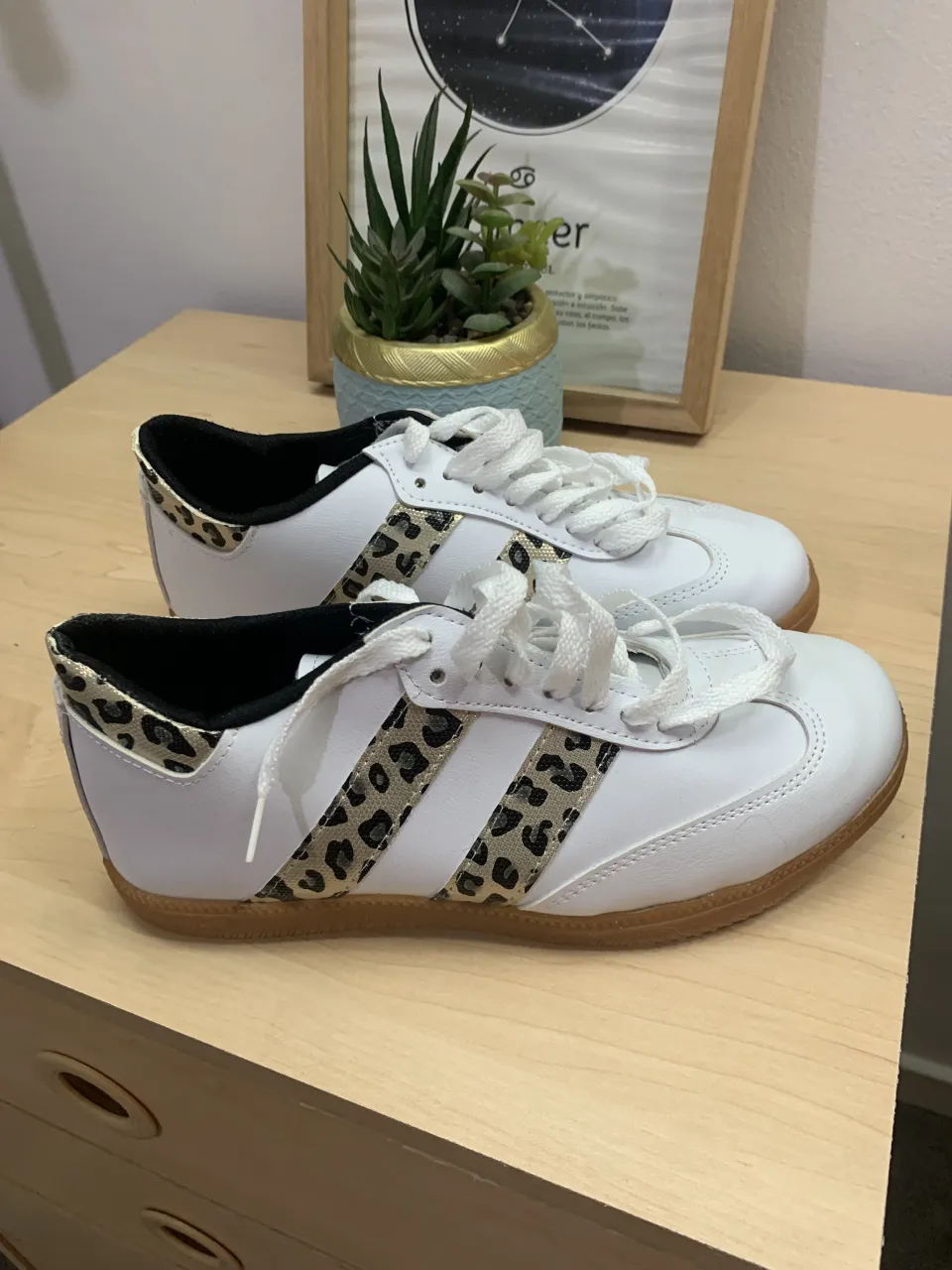 Zapatillas blancas con detalles de leopardo, ideales para un look casual y canchero. Perfectas para el día a día.