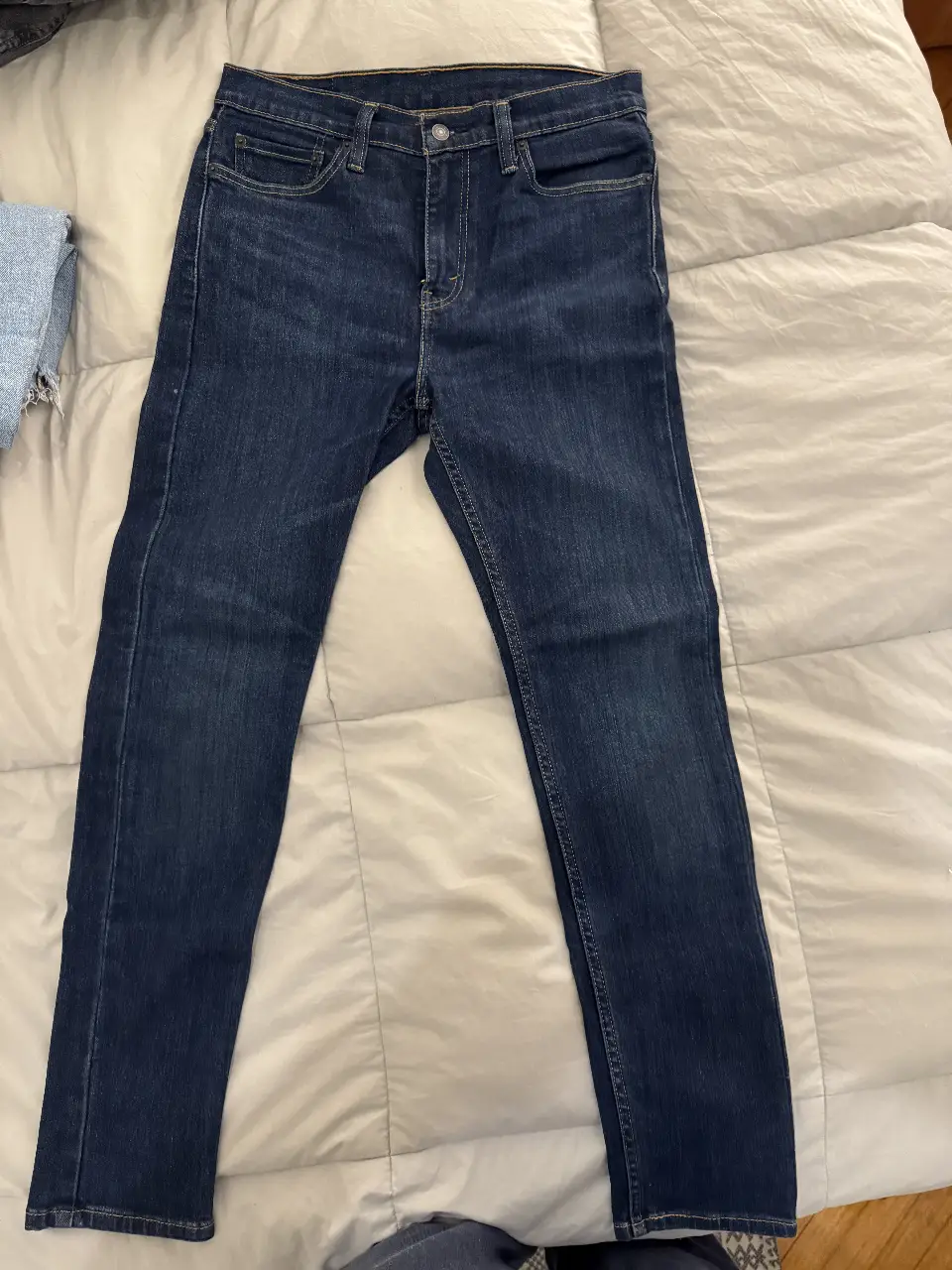 Jeans de hombre Levi's 510, corte recto, tiro medio, color azul oscuro. Talle 32x32. Perfecto para un look casual y moderno.