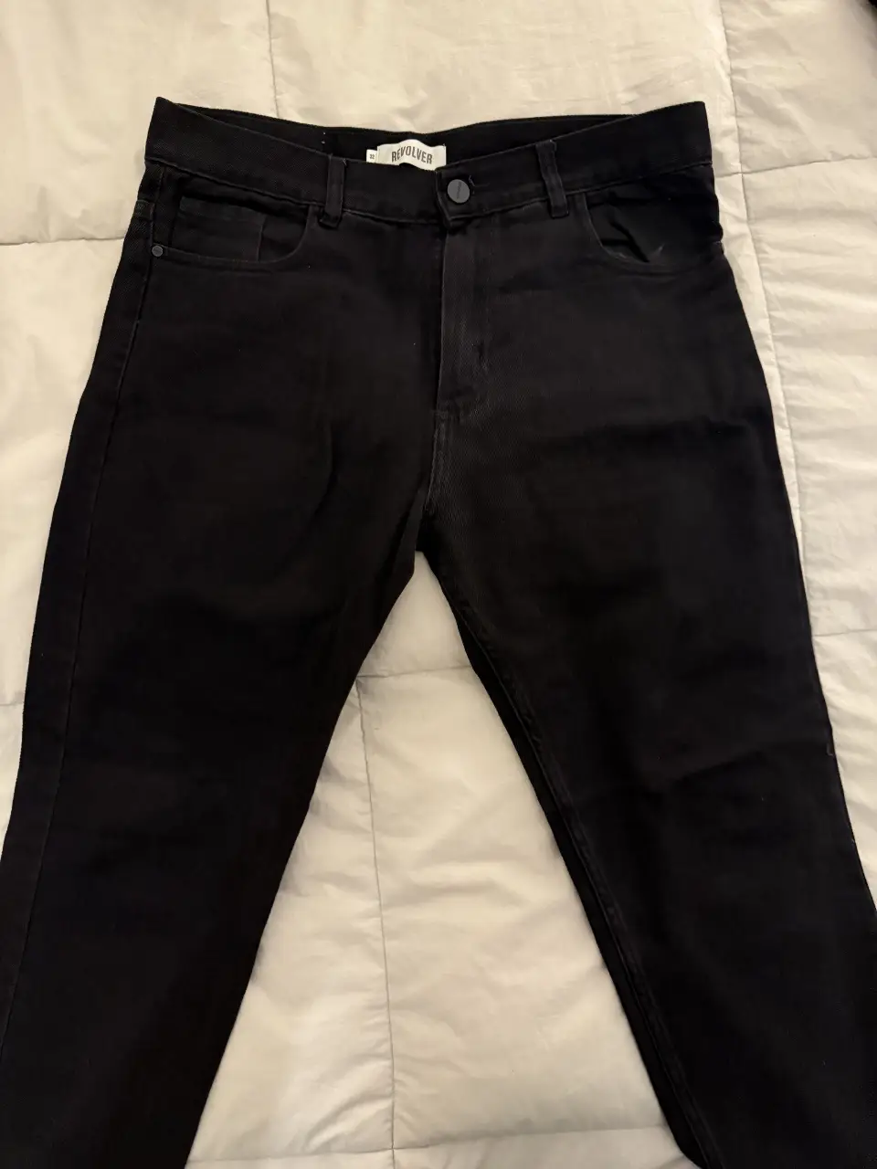 Jeans negro de corte recto, tiro medio, ideal para un look casual y canchero. Perfecto para combinar con cualquier outfit.