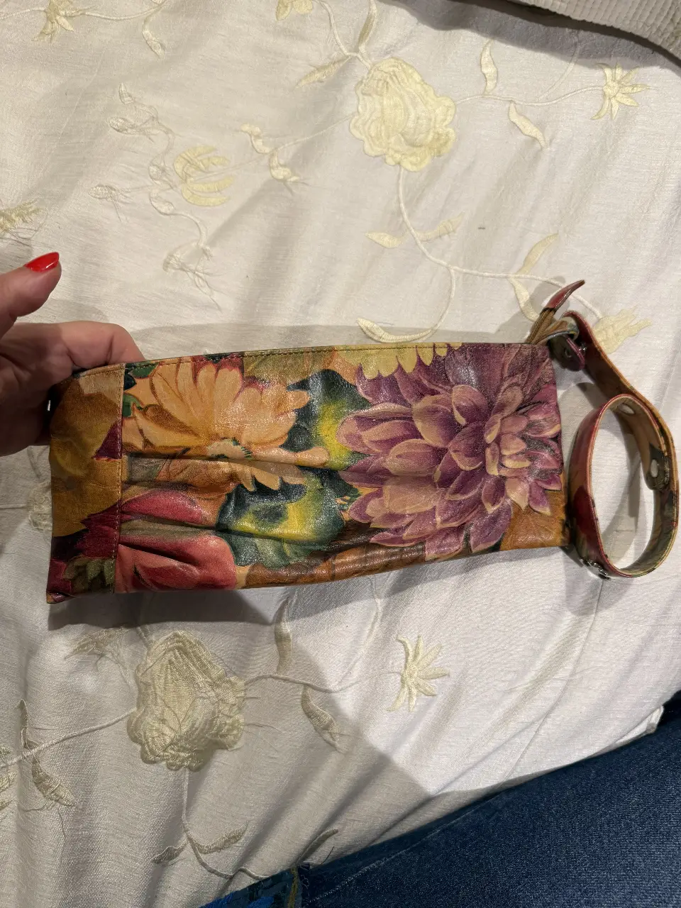 Cartera de mano Casa Lopez con estampado floral. Ideal para eventos o salidas.