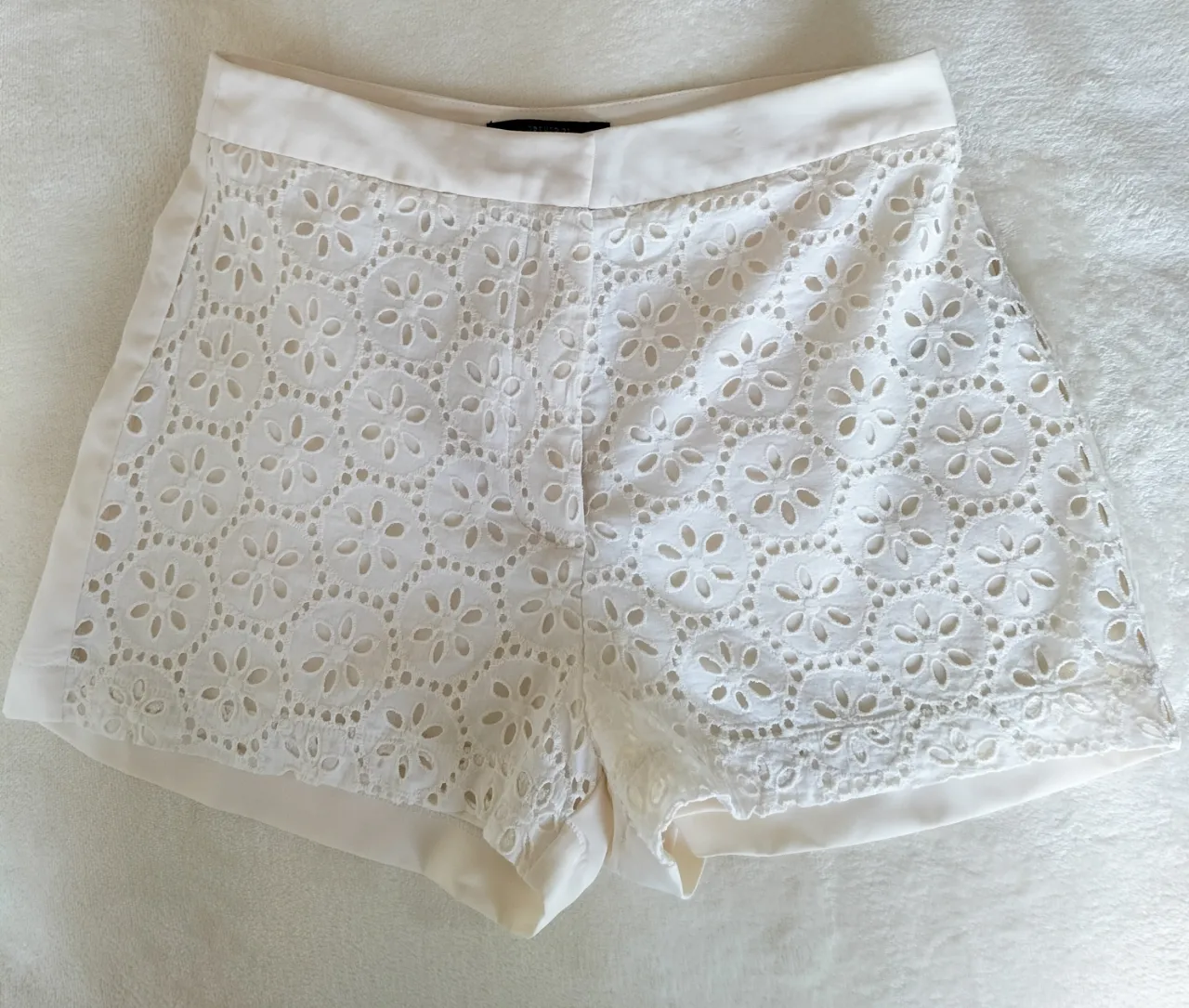 Shorts color crudo o marfil de encaje broderie. Totalmente forrado. no trasluce. Ideales para un look fresco y femenino.