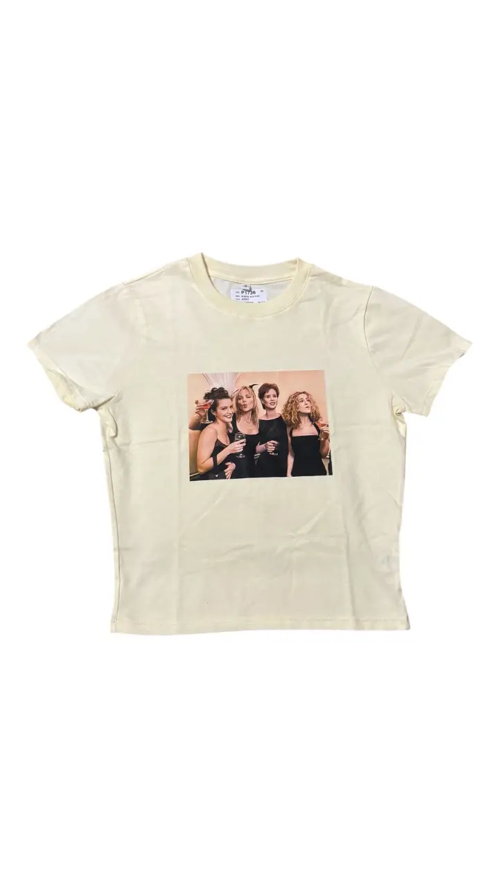 Remera de algodón color crema con estampado de la serie Sex and the City. Ideal para un look casual y canchero.