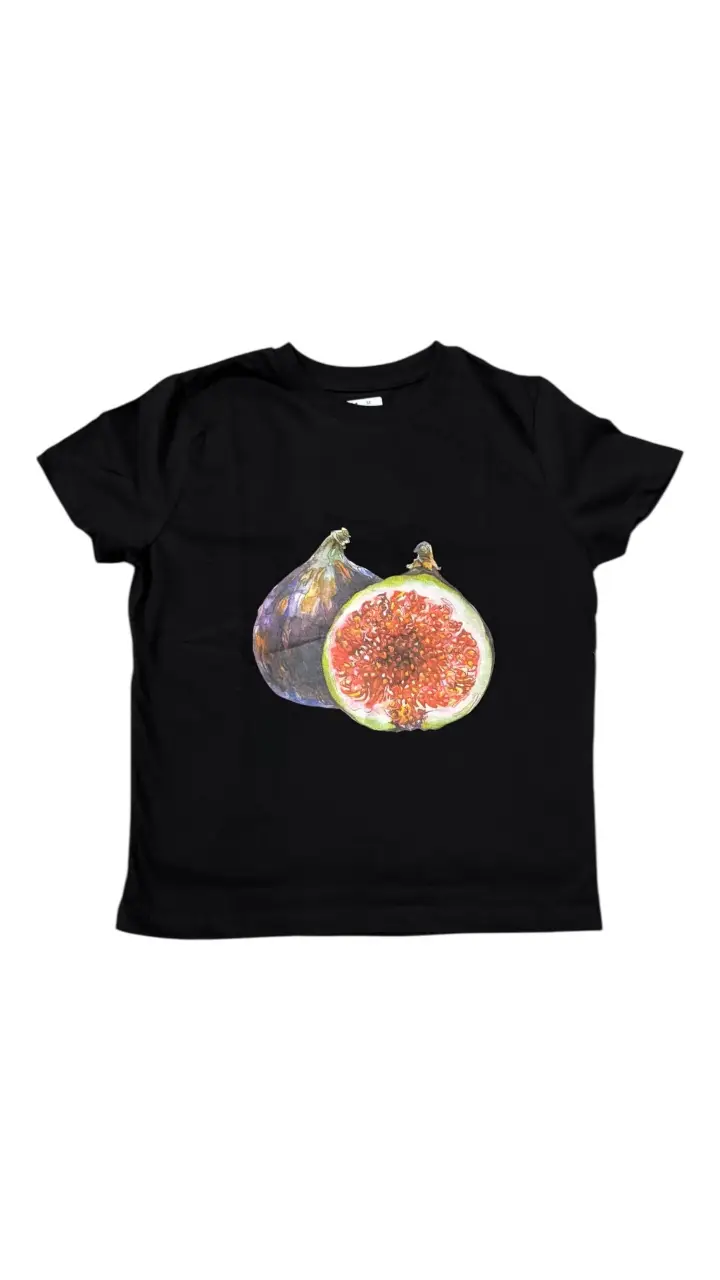Remera negra con estampado de higos. Ideal para un look casual y fresco. Diseño único y original.