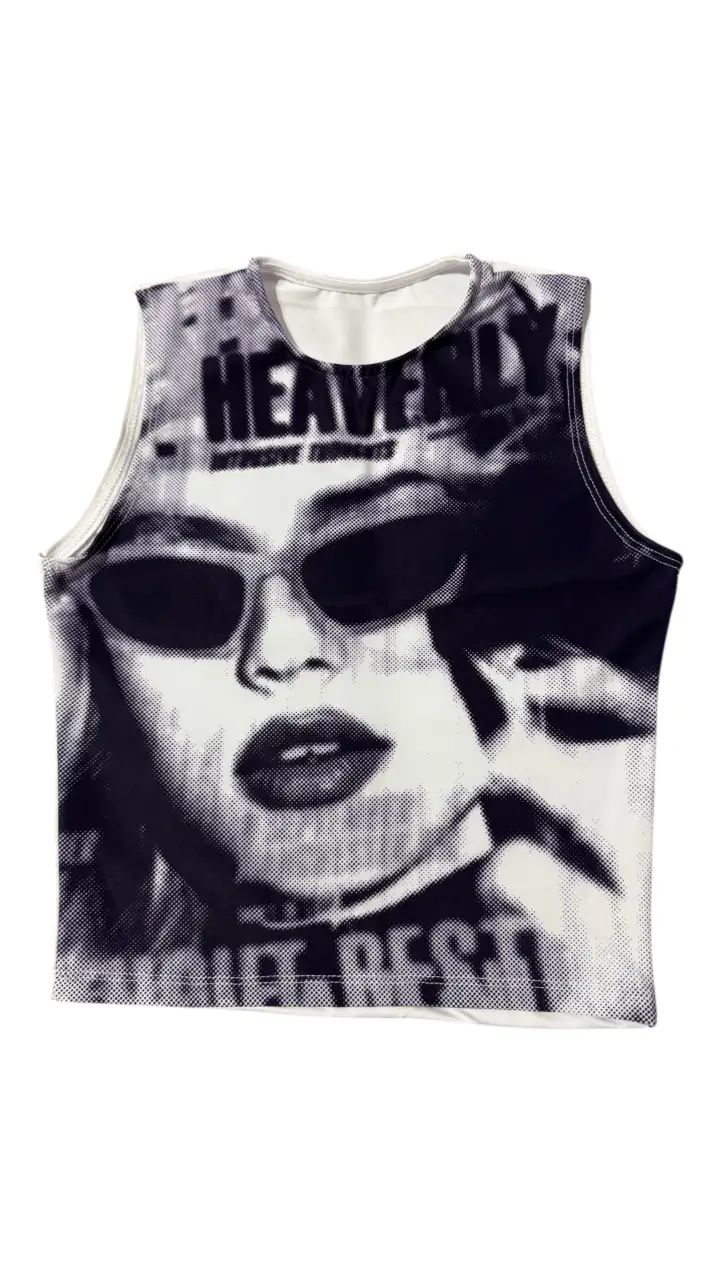 Musculosa con estampado de revista vintage, ideal para un look Y2K y Rave. Perfecta para festivales y salidas casuales.
