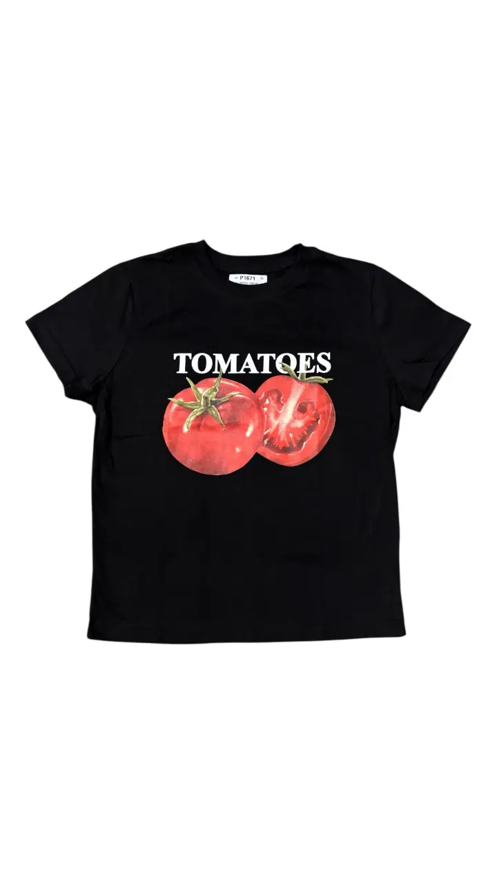 Remera negra de hombre con estampado de tomates. Ideal para un look casual y canchero. Diseño con imagen de tomates en la parte delantera.
