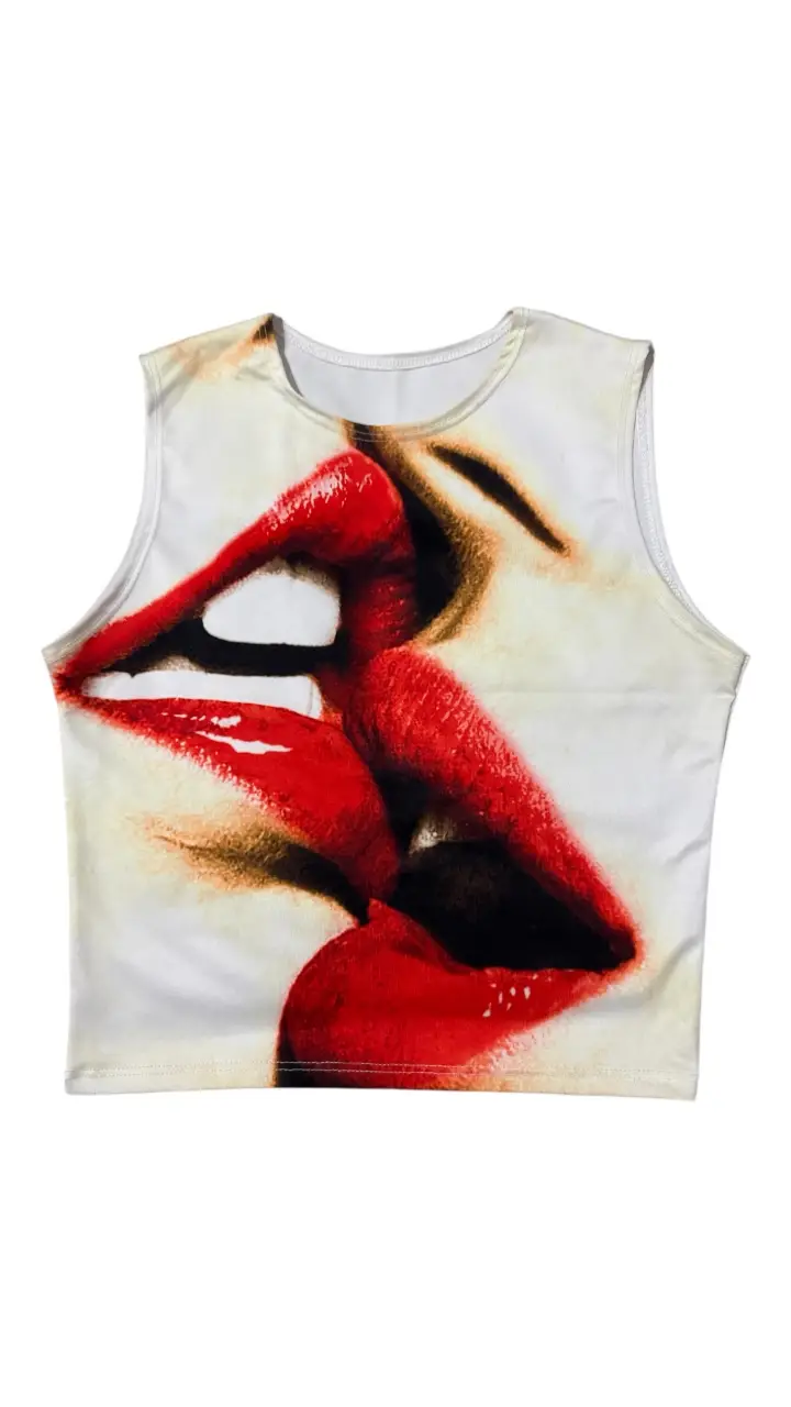 Top sin mangas con estampado de labios rojos. Ideal para un look audaz y moderno. Perfecto para combinar con jeans o faldas.
