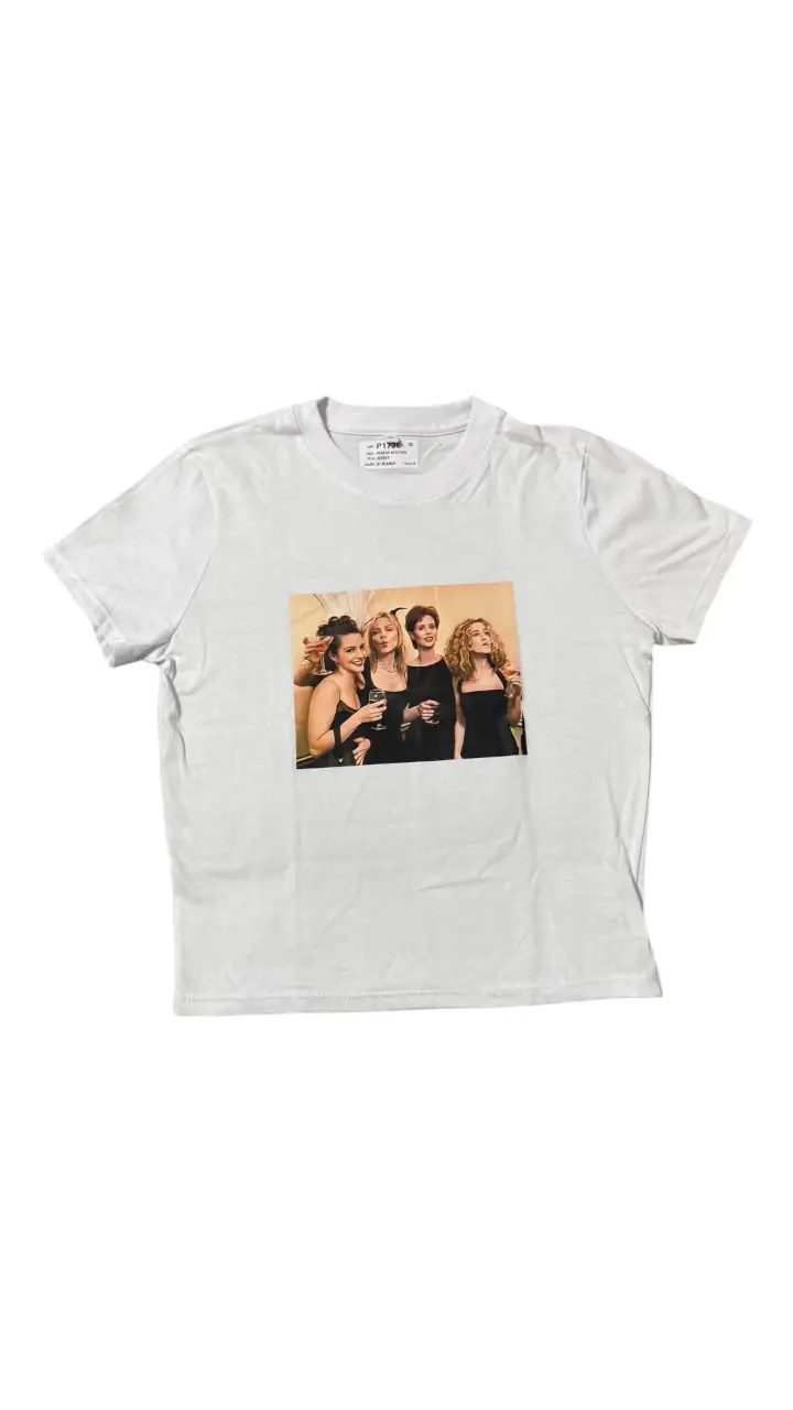 Remera blanca con estampado de las chicas de Sex and the City. Ideal para un look casual y canchero.
