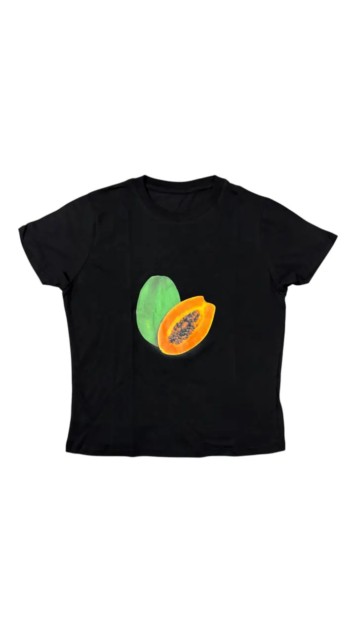 Remera negra con estampado de papaya. Ideal para un look casual y fresco.