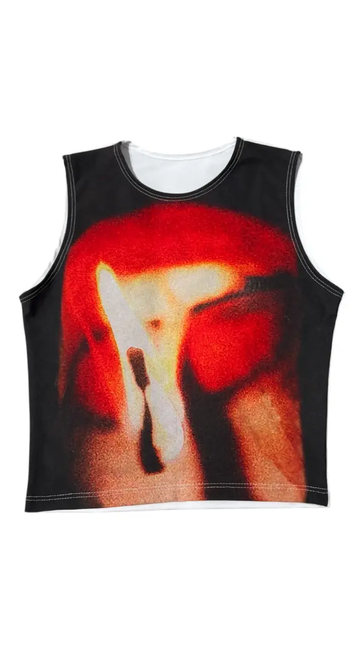 Top sin mangas con estampado artístico abstracto en tonos rojos y negros. Ideal para un look moderno y audaz. Perfecto para combinar con jeans o faldas.