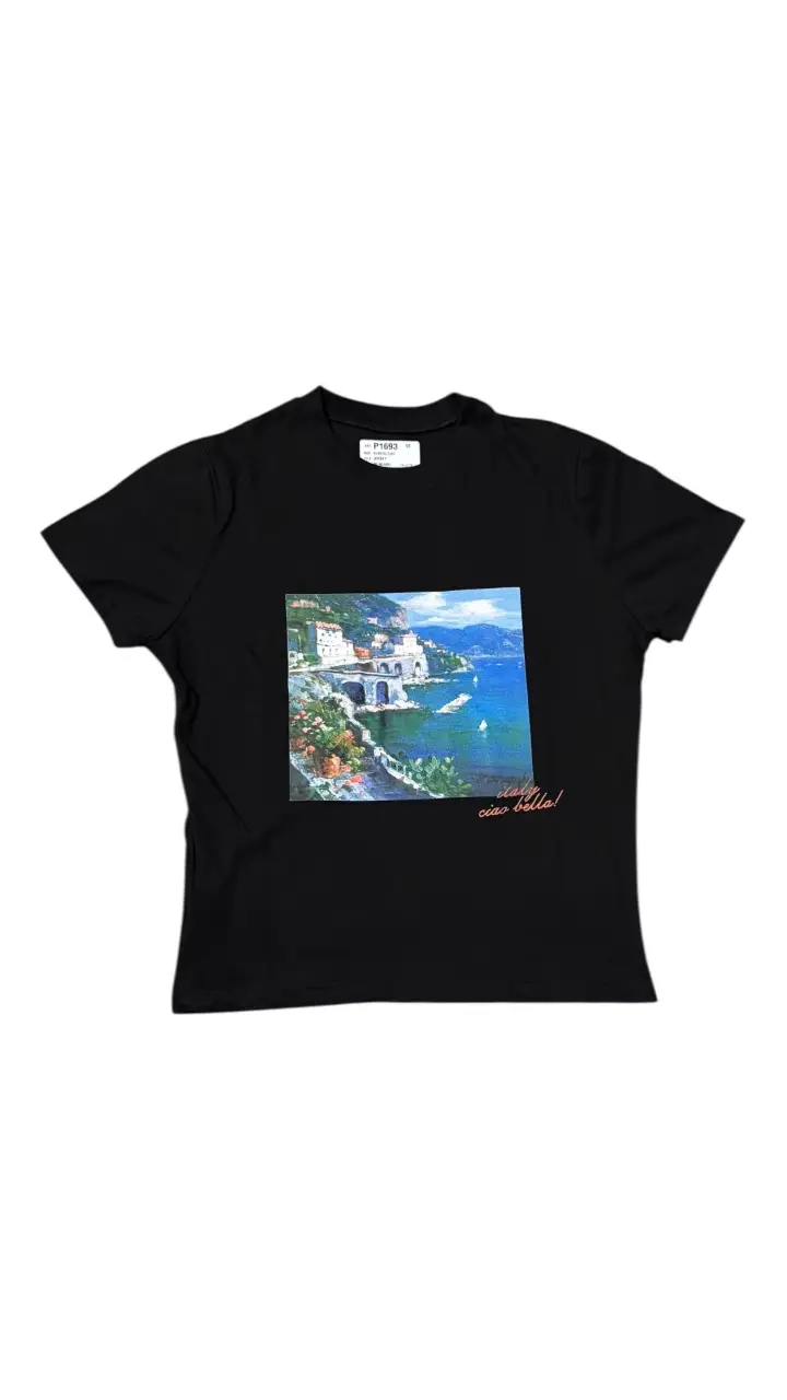 Remera negra con estampado de paisaje costero italiano y la frase "ciao bella!". Ideal para un look casual y con onda.