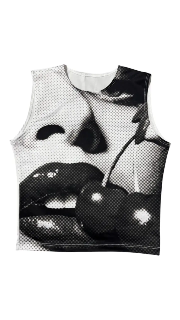 Top sin mangas con estampado de labios y cerezas en blanco y negro, ideal para un look Y2K o streetwear. Perfecto para salidas casuales o festivales.
