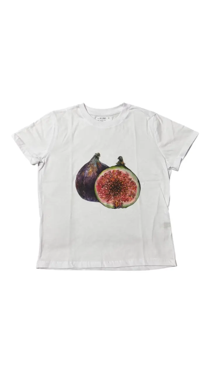 Remera blanca con estampado de higos. Ideal para un look casual y fresco. Perfecta para combinar con jeans o shorts. Talle S, cede hasta 90cm de busto. Medidas: Ancho de pecho: 42cm, Ancho: 38cm, Largo: 50cm, las medidas son tomadas con la prenda apoyada sobre una superficie, no en contornos.