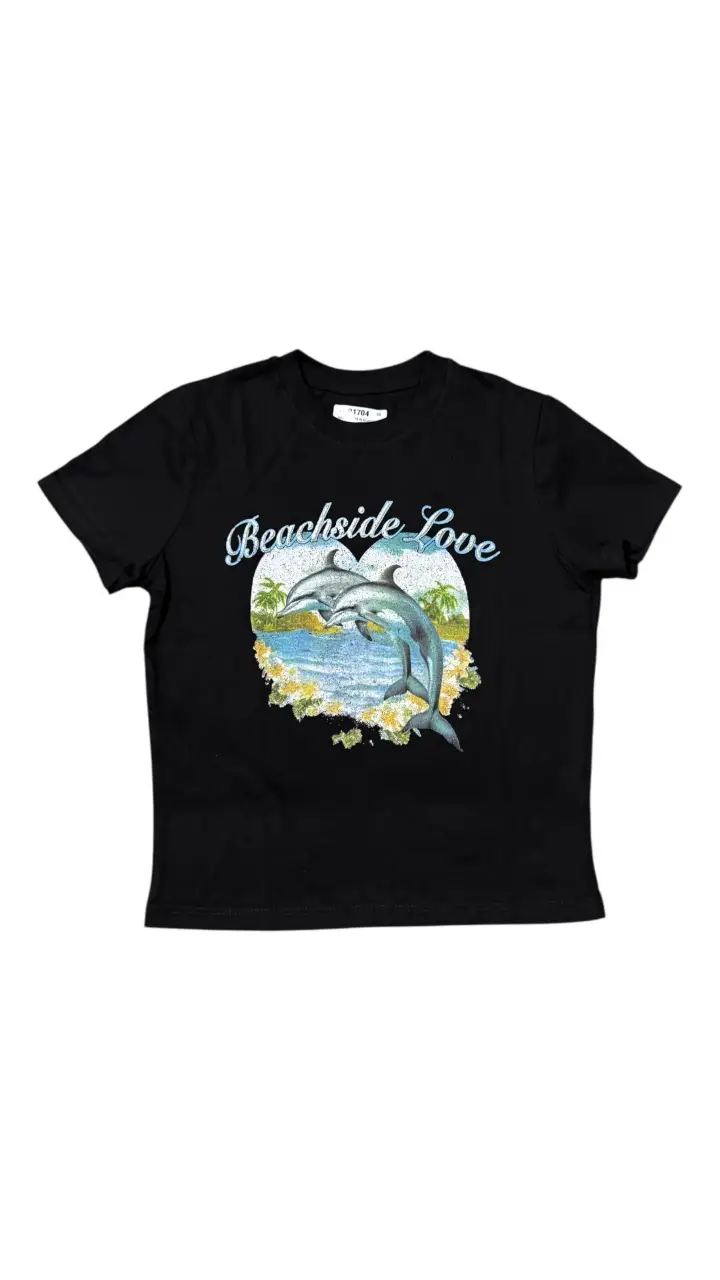 Remera negra con estampado "Beachside Love" con delfines y detalles playeros. Ideal para un look casual y relajado.