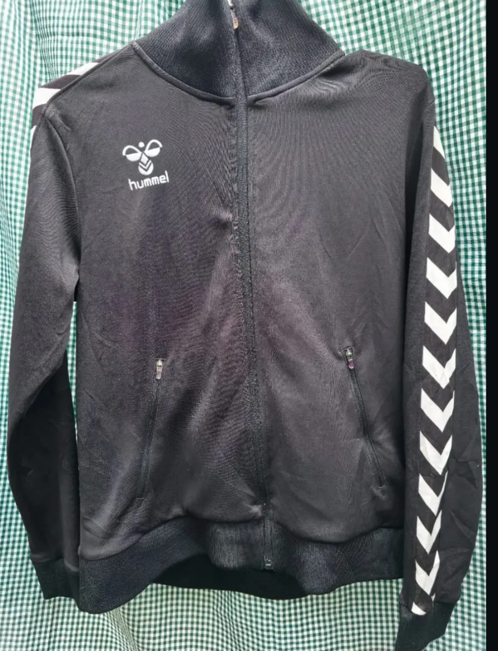 Campera:Hummel -Sin Detalles -Talle S-M -Sus Medidas Son:67cm y de Ancho 53cm 
