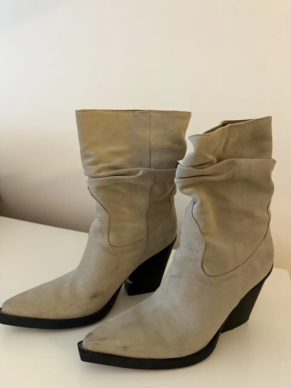 Botas de caña alta de gamuza color gris claro, casi vlancas, con taco negro. Talle 8. Practicamente sin uso! 