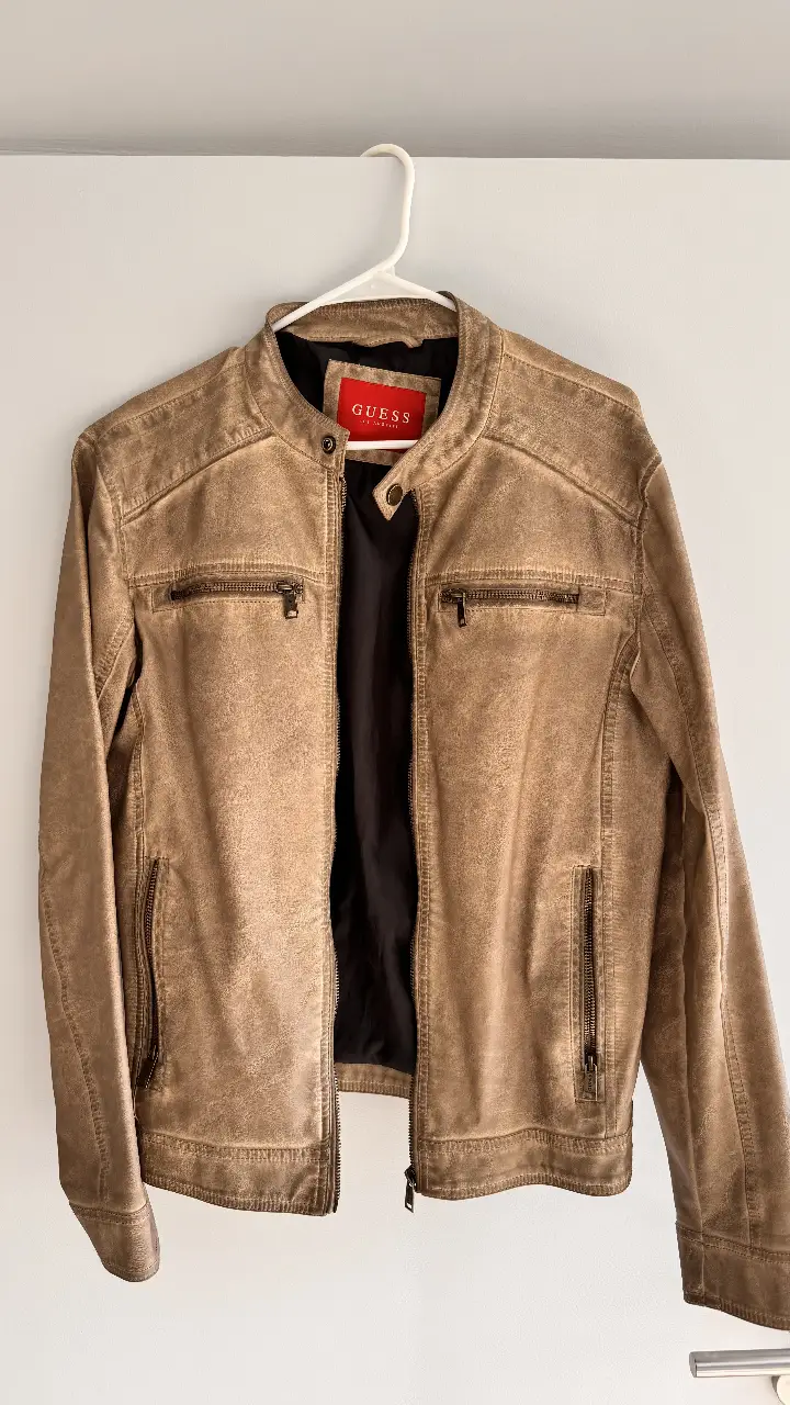 Chaqueta en cuero sitentico de hombre estilo biker Guess en color beige desgastado, con cierre y bolsillos con cremallera. Ideal para un look casual y moderno.