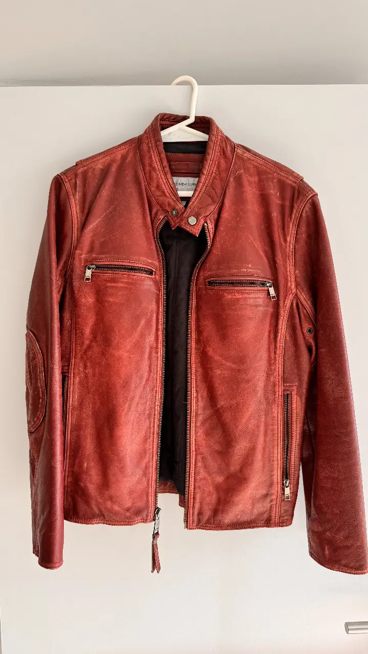 Campera de cuero roja estilo biker, con detalles desgastados que le dan un look vintage. Posee cierre frontal y bolsillos con cremalleras. Ideal para un estilo rocker y casual.