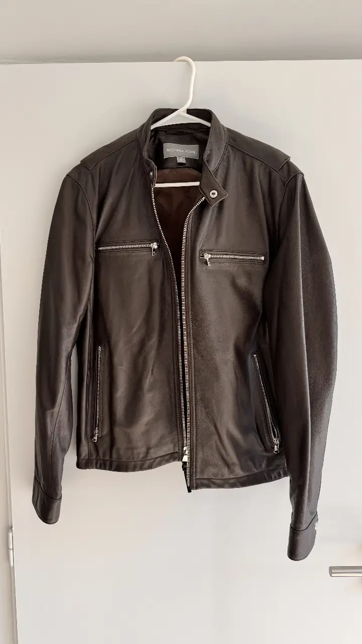 Chaqueta de cuero sintetico Michael Kors para hombre, color marrón oscuro, con cierre y bolsillos con cremallera. Ideal para un look casual y moderno.