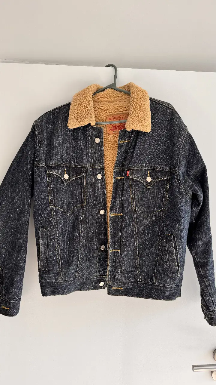 Campera levi’s de jean azul oscuro con interior de corderito marrón. Ideal para el invierno, estilo casual y abrigada.
