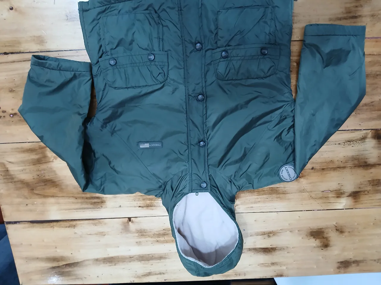 Campera CHEEKY verde oscuro con capucha y forro polar. Posee bolsillos amplios y cierre frontal. Ideal para el invierno.