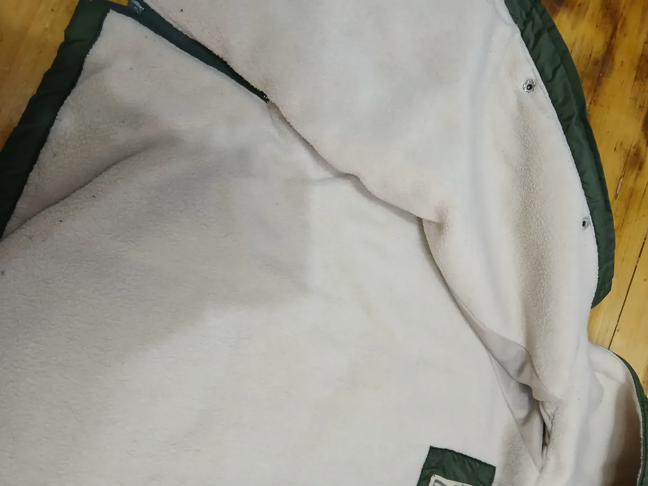 Campera verde con cierre y capucha, ideal para el invierno. Interior de abrigo.
