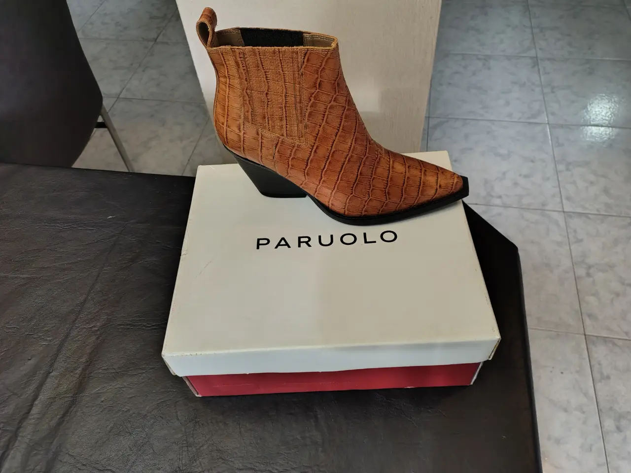 Botines de cuero con diseño de reptil, taco ancho y punta fina. Marca Paruolo.