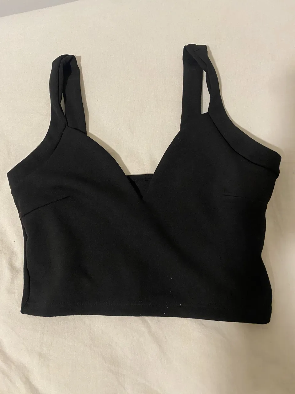 Top negro con breteles anchos y escote en V.