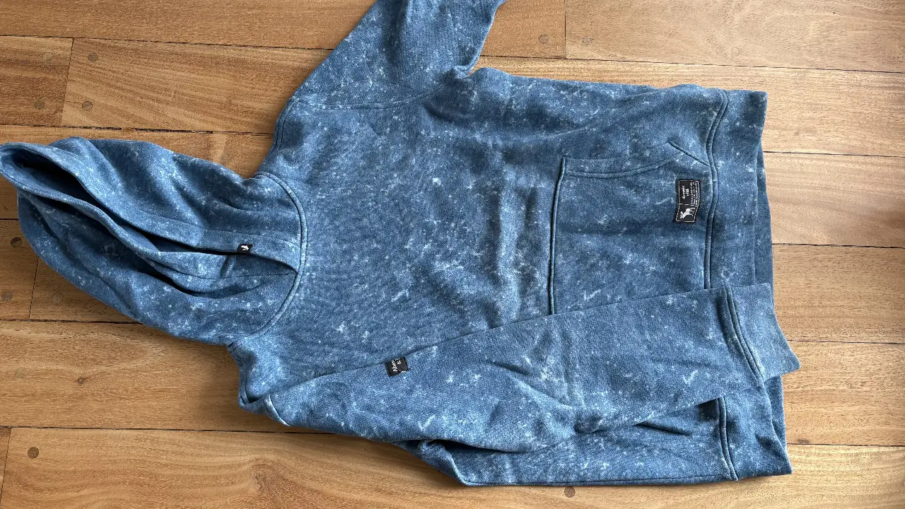 Buzo canguro azul con capucha, ideal para un look casual y cómodo. Perfecto para el día a día.