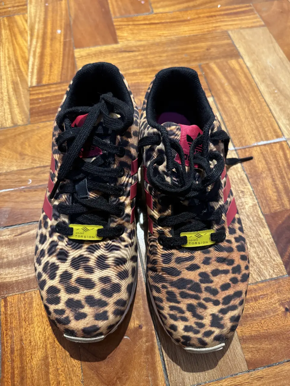 Zapatillas Adidas con estampado de leopardo, detalles en rosa y negro. Talle 7 US. Ideales para un look casual y con onda.
