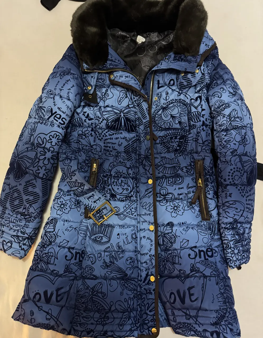  Campera marca desigual original , sin ningún detalle , debe tener como mucho 2 usos , con paucha incluida , ideal para el invierno 