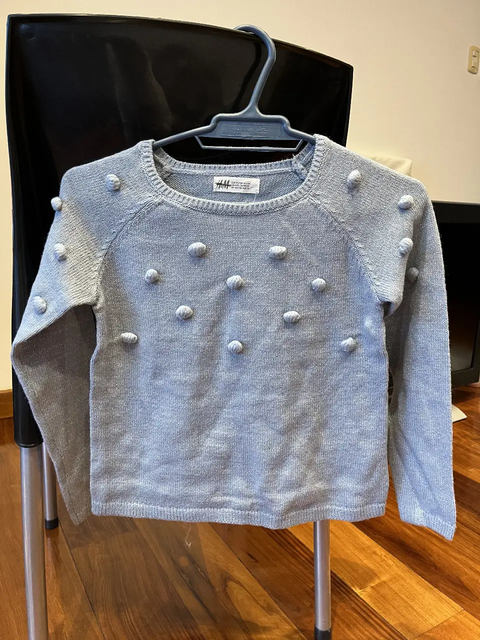 Sweater gris plateada con celeste  con detalles en relieve. Ideal para un look casual y abrigado.