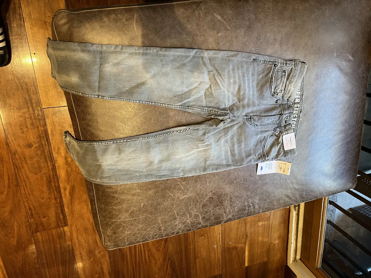 Jeans rectos de niño, color gris claro, con etiqueta. Super stretch.