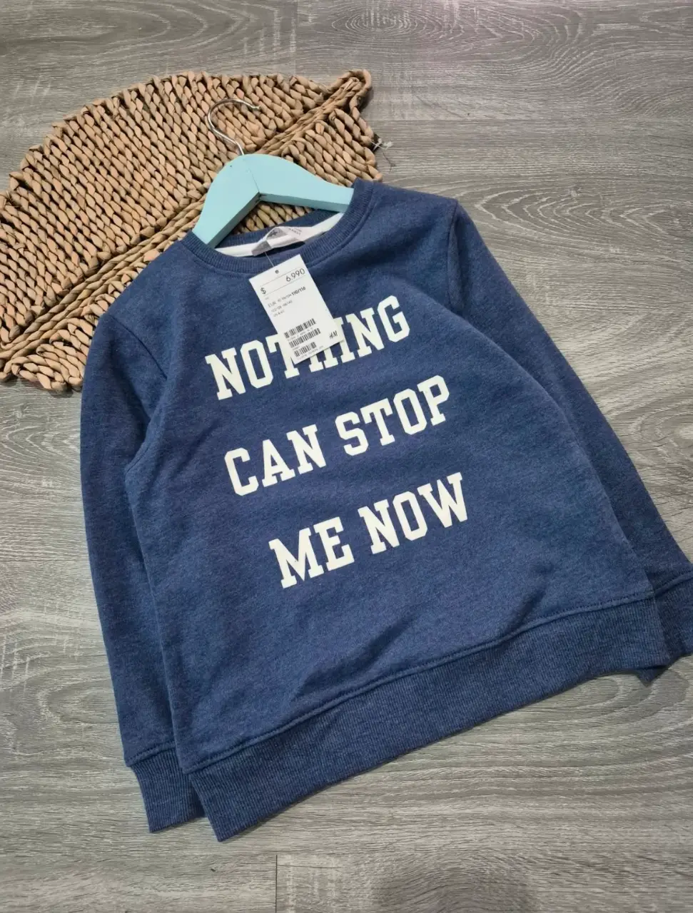 Buzo de cuello redondo azul marino con estampado "NOTHING CAN STOP ME NOW" en blanco. Ideal para un look casual y cómodo.