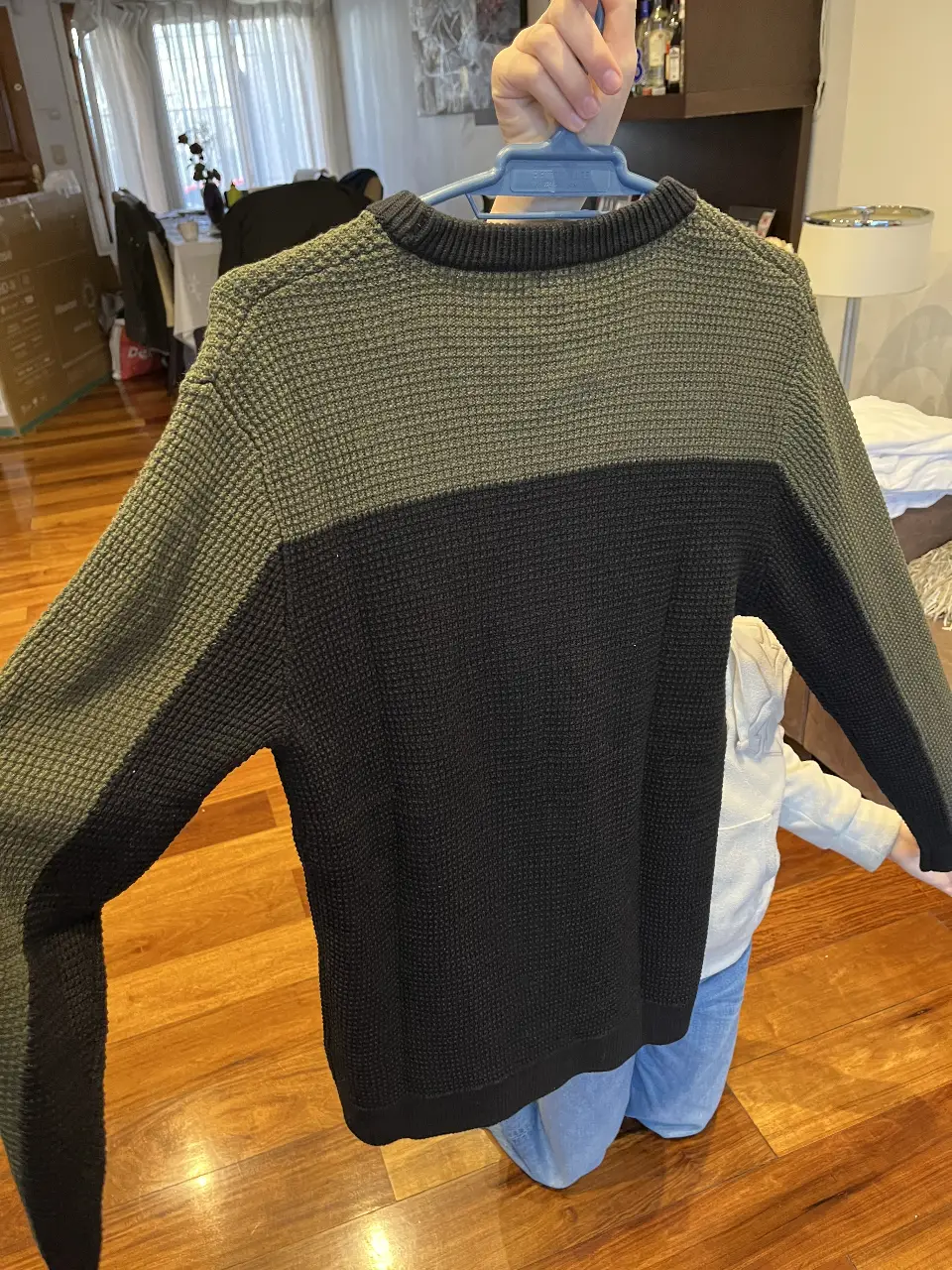Sweater de hombre, de cuello redondo, varios talles  con diseño a dos tonos. La parte superior es verde oscuro y la inferior es negra. Ideal para un look casual y abrigado.