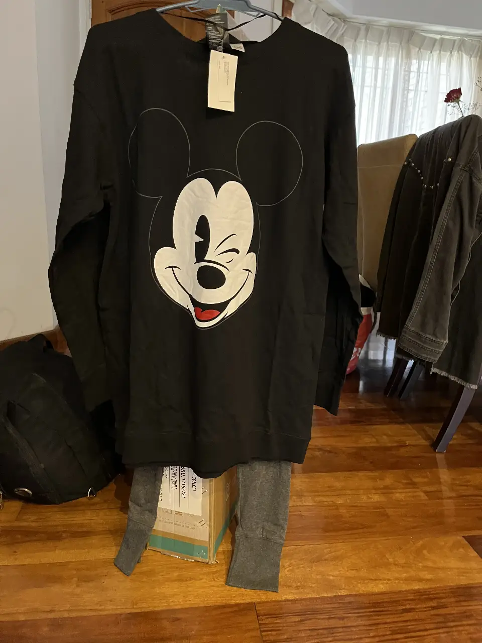 pijama  unisex negro con estampado de Mickey Mouse. Ideal para un look casual y cómodo. Perfecto para el día a día.