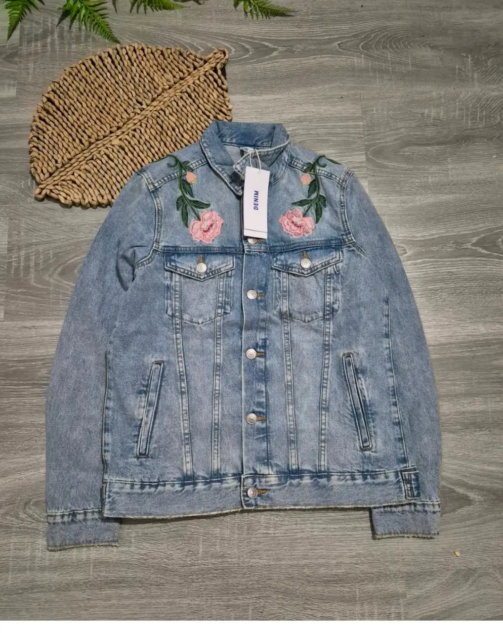 Campera de jean azul claro con bordados florales en hombros y espalda. Estilo vintage con detalles de "La Belle Vie" y abejas bordadas. Ideal para un look casual y con onda.
