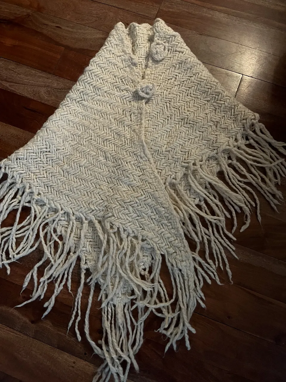 Poncho tejido a mano en color blanco crudo, con flecos en el borde. Ideal para un look bohemio y abrigado. Salteño!