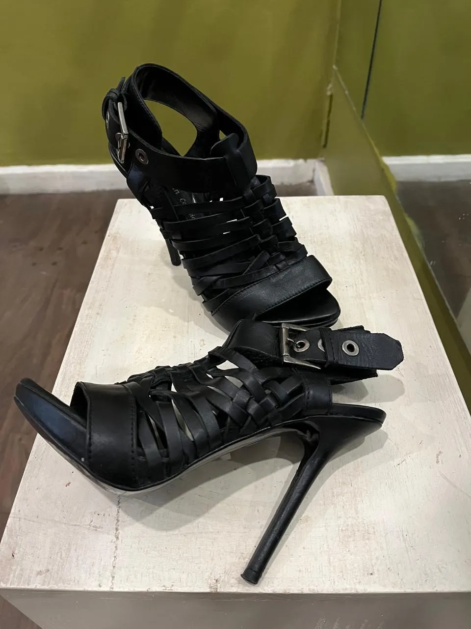 Sandalias de taco alto negras de la marca Zara, con diseño de tiras entrelazadas y hebilla en el tobillo. Talle 37.
