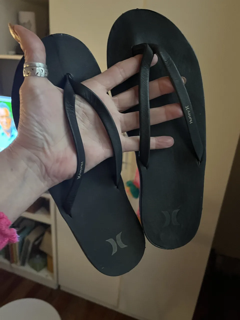 Ojotas Hurley negras, ideales para la playa o pileta. Cómodas y con el logo de la marca. Goma y cuero sintético, nuevas.