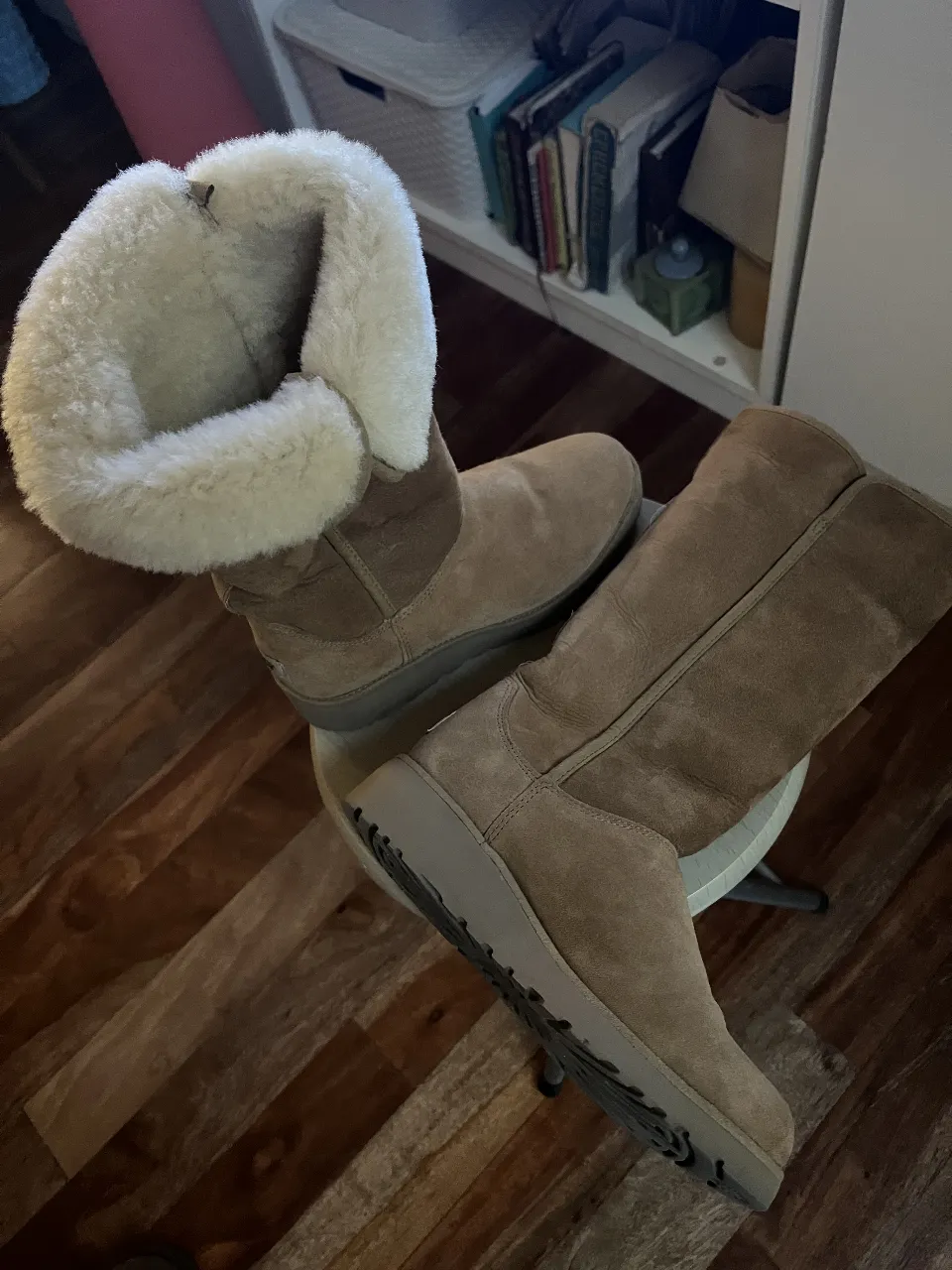 Botas UGG de caña alta en gamuza marrón,  piel en interior. Ideales para el invierno, cómodas y abrigadas. (2 usos)