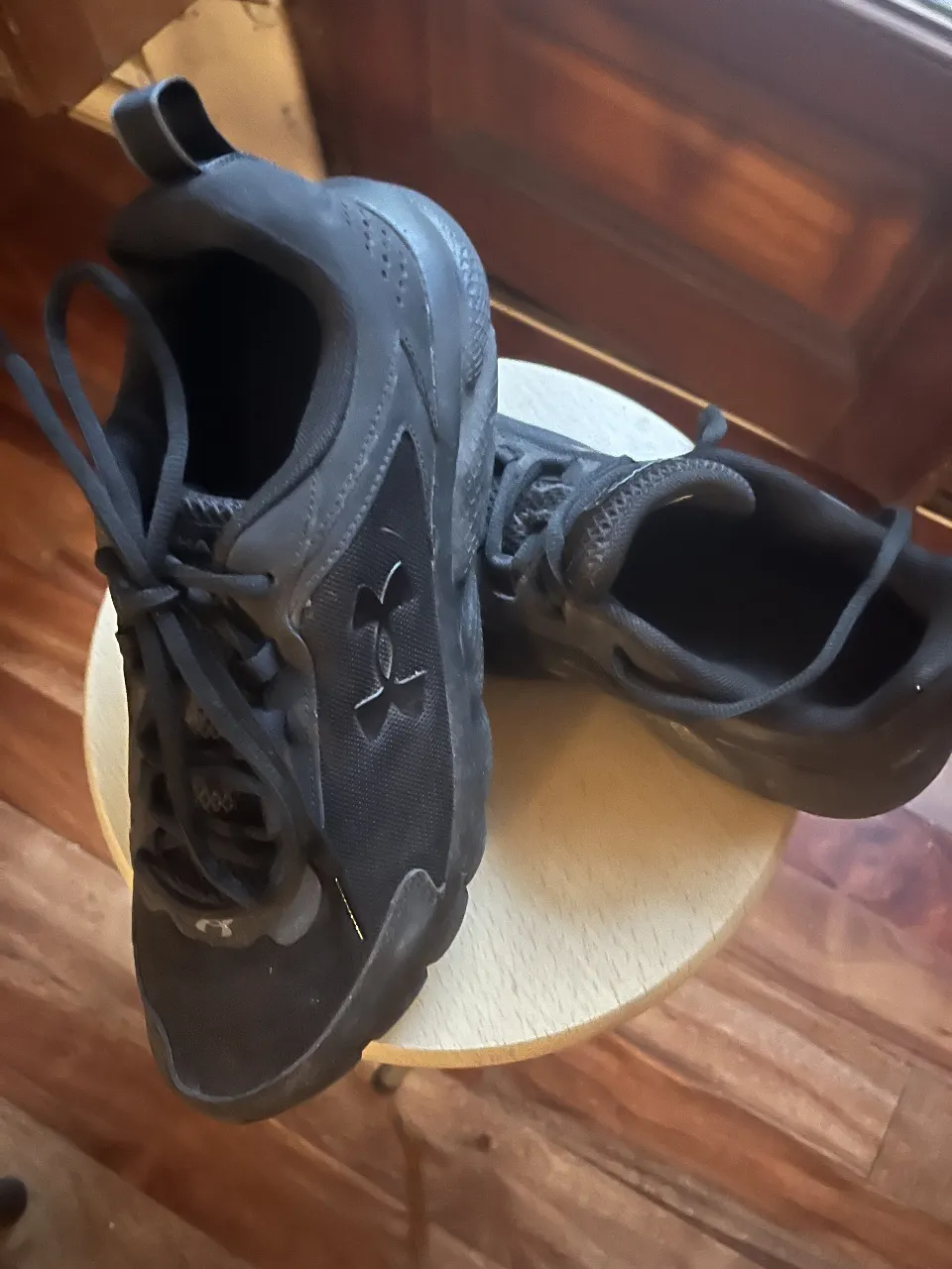 Zapatillas Under Armour negras para hombre, ideales para running y entrenamiento. Talle 9.5 US. Diseño moderno y cómodo. Horma chica, un solo uso.